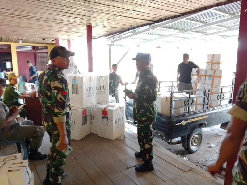 Danramil 07/Reteh Bersama Bawaslu Lakukan Pengawalan Pendistribusian Kotak Suara Pilkada