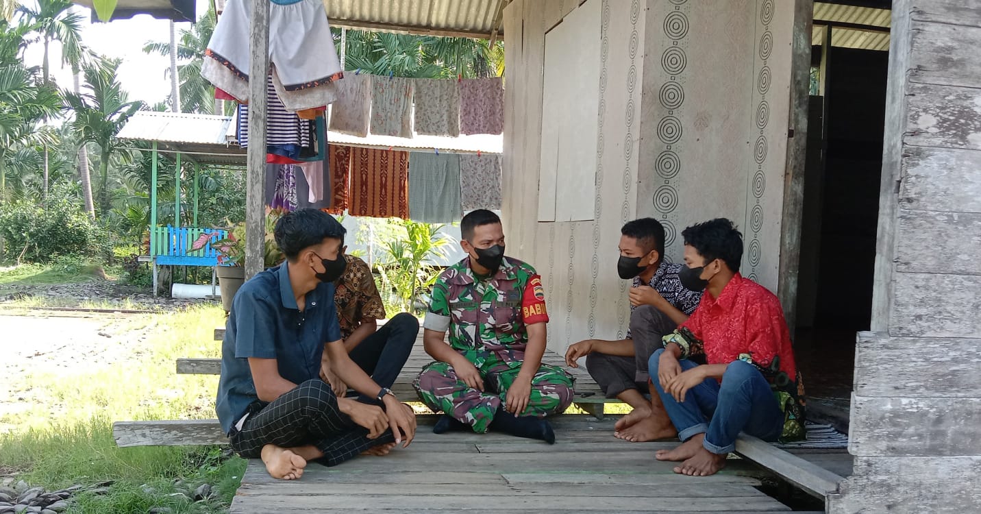 Bersama Warga, Babinsa Koramil 04/Kuindra Turun Lakukan Komsos