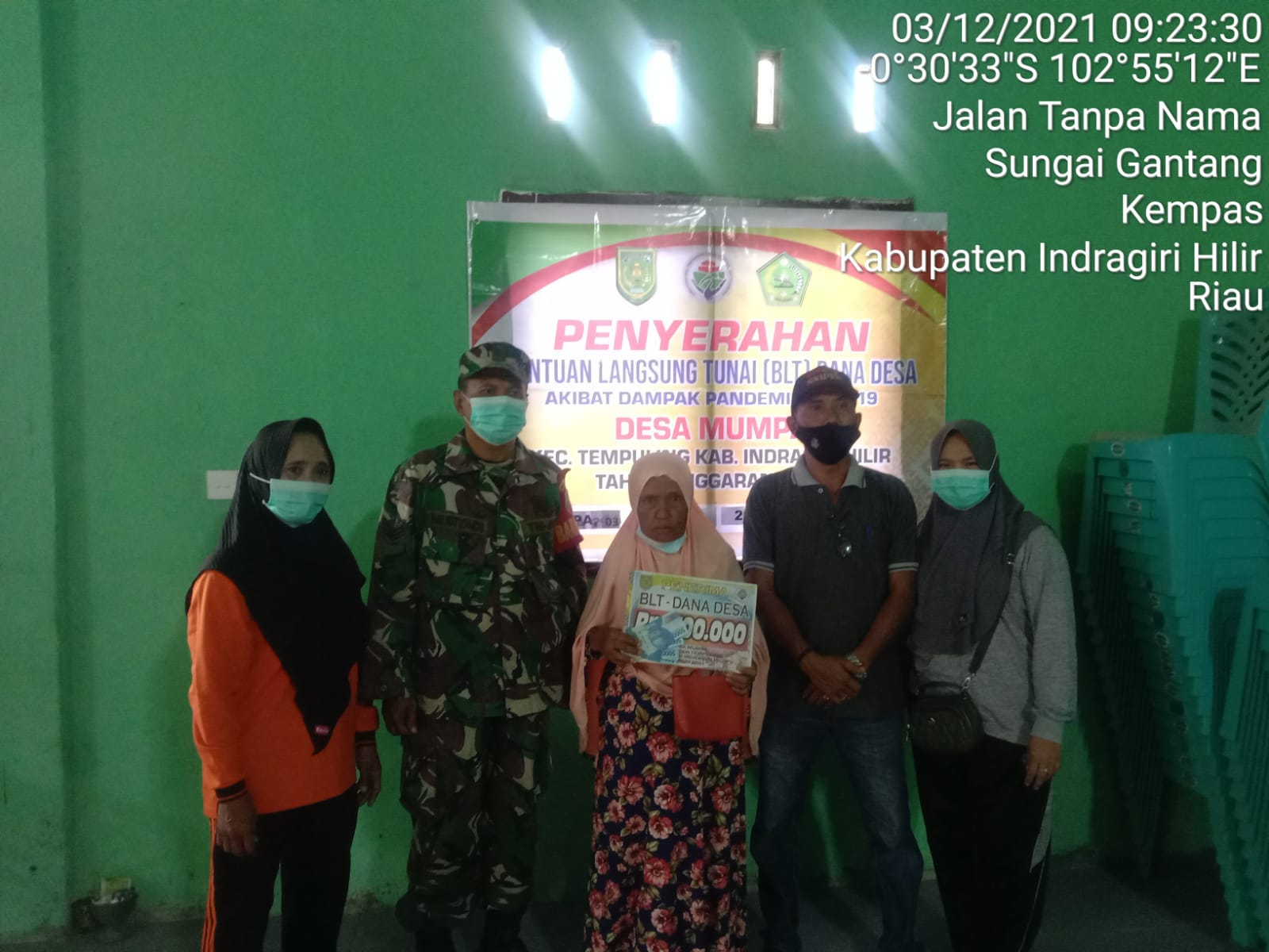 Kembali Dampingi Penyaluran BLT-DD, Babinsa Koramil 03/Tempuling Terapkan Protokol Kesehatan