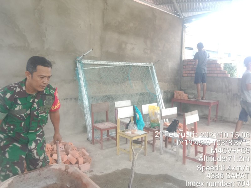 Babinsa Koramil 04/Kuindra Semangati Warga yang Bekerja saat Ramadhan