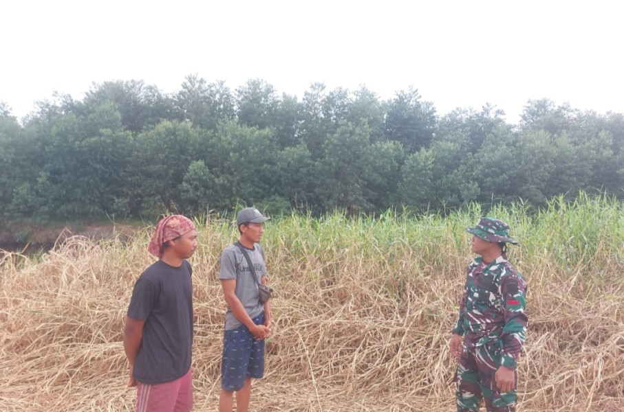 Mencegah Karhutla, Babinsa Koramil Rutin 05/Gas Laksanakan Patroli dan Sosialisasi