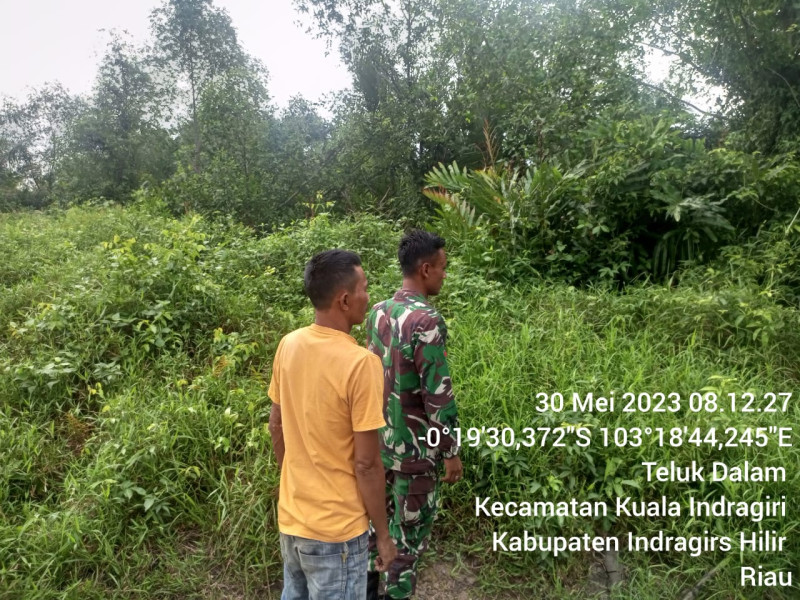 Babinsa Koramil 04/Kuindra Jaga Lingkungan Sekitar Dari Bahaya Karhutla