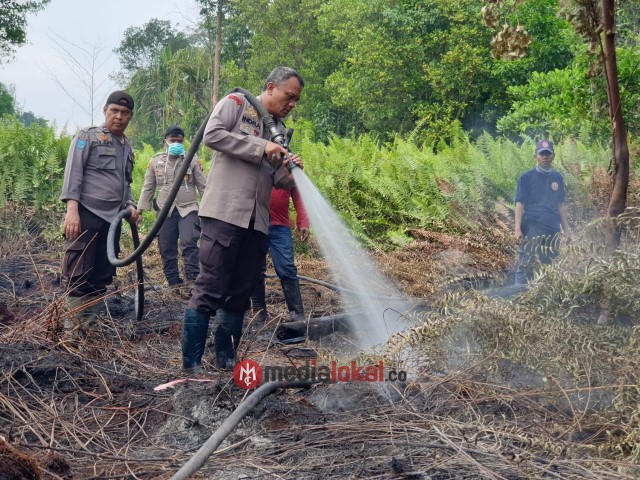 Kapolres Inhil Turun Tangan Padamkan Karhutla di Kecamatan Gaung