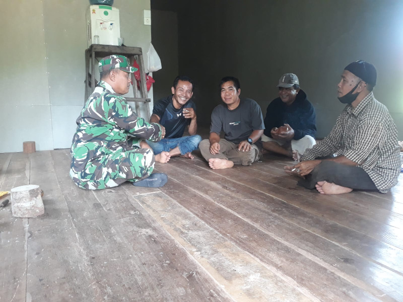 Babinsa Koramil 05/Gas Serma Sasmito Bersama Warga Goro Bersihkan Sampah Liar dan Parit