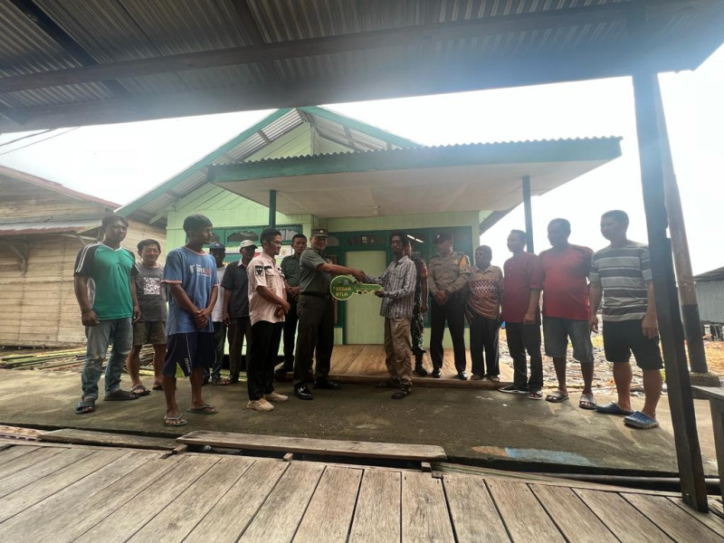 Danramil 04/Kdr Kapten Arh Sugiyono Bersama Anggota Koramil 04/Kdr Menyerahkan Kunci Simbolis Bertanda RTLH Sudah Selesai