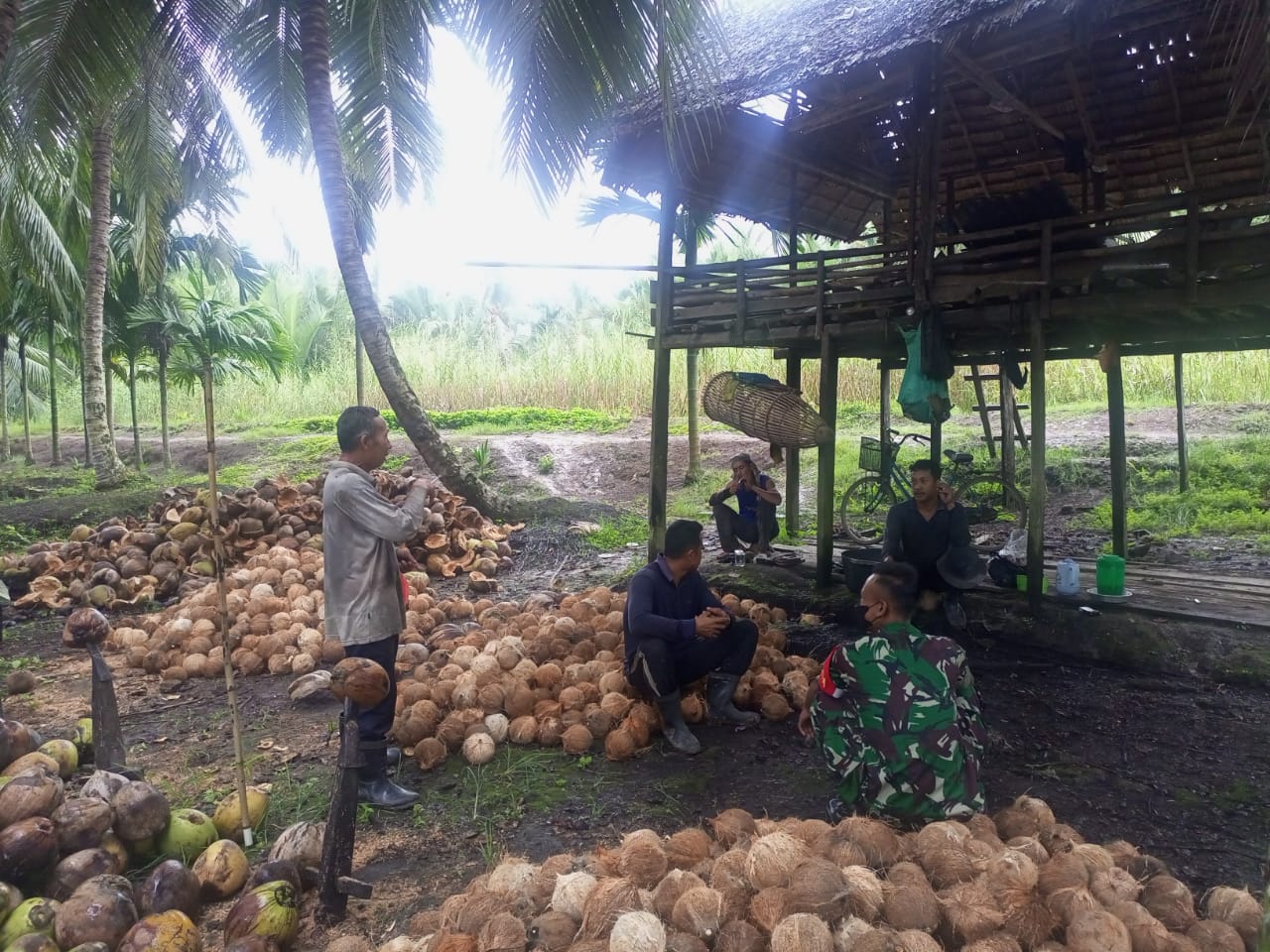 Babinsa Koramil 04/Kuindra Lakukan Komsos Bersama Warga di Desa Teluk Dalam