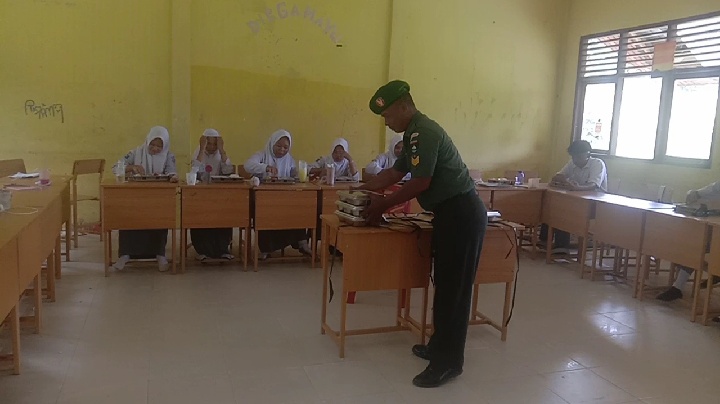 Babinsa Koramil 09/Kmg Pastikan Menu Makanan Bergizi Disajikan untuk Masyarakat