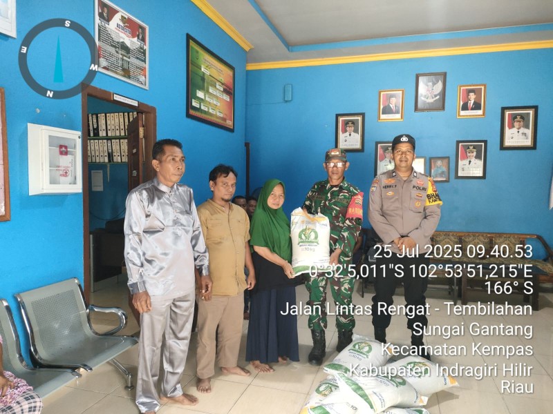 Bantuan Cadangan Pangan Beras (CPB) dari Bulog Tiba di Desa Sungai Gantang, Babinsa Sertu Ichlas Manalu Hadir untuk Mengawasi Penyaluran