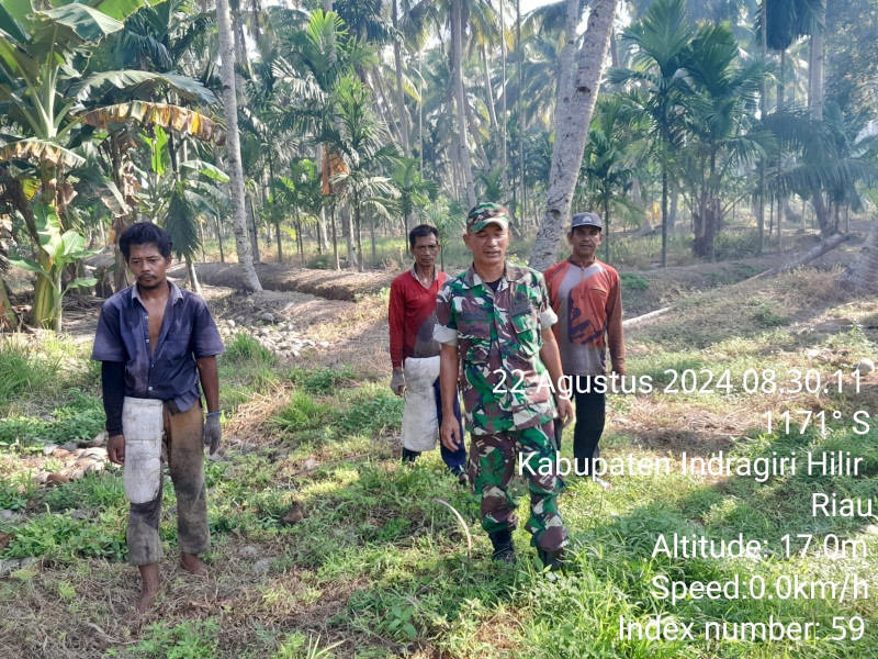 Patroli Rutin, Upaya Babinsa Koramil 07/Reteh Untuk Cegah Karhutla di Binaan
