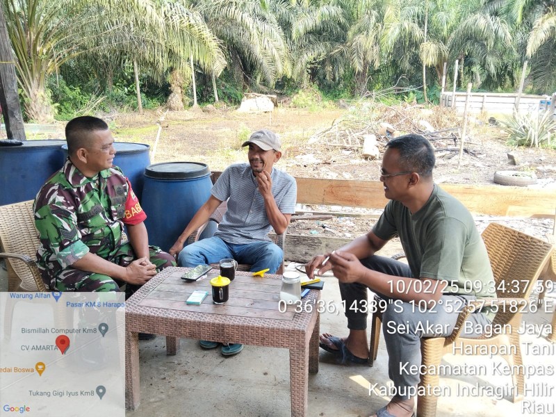 Babinsa Koramil 03/Tempuling Serka J. Siallagan, Jalin Komsos dengan Tokoh Pemuda di Kel. Harapan Tani