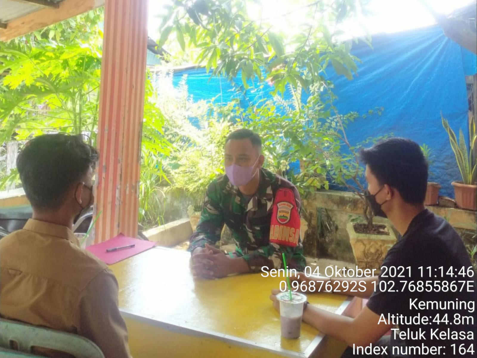 Bangun Kedekatan Bersama Warga, Babinsa Teluk Kelasa Rutin Lakukan Komsos