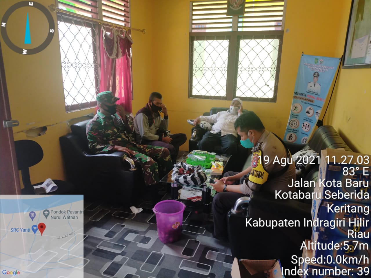 Babinsa Koramil 09/Kemuning Lakukan Komsos Bersama Perangkat Desa Pasar Kembang