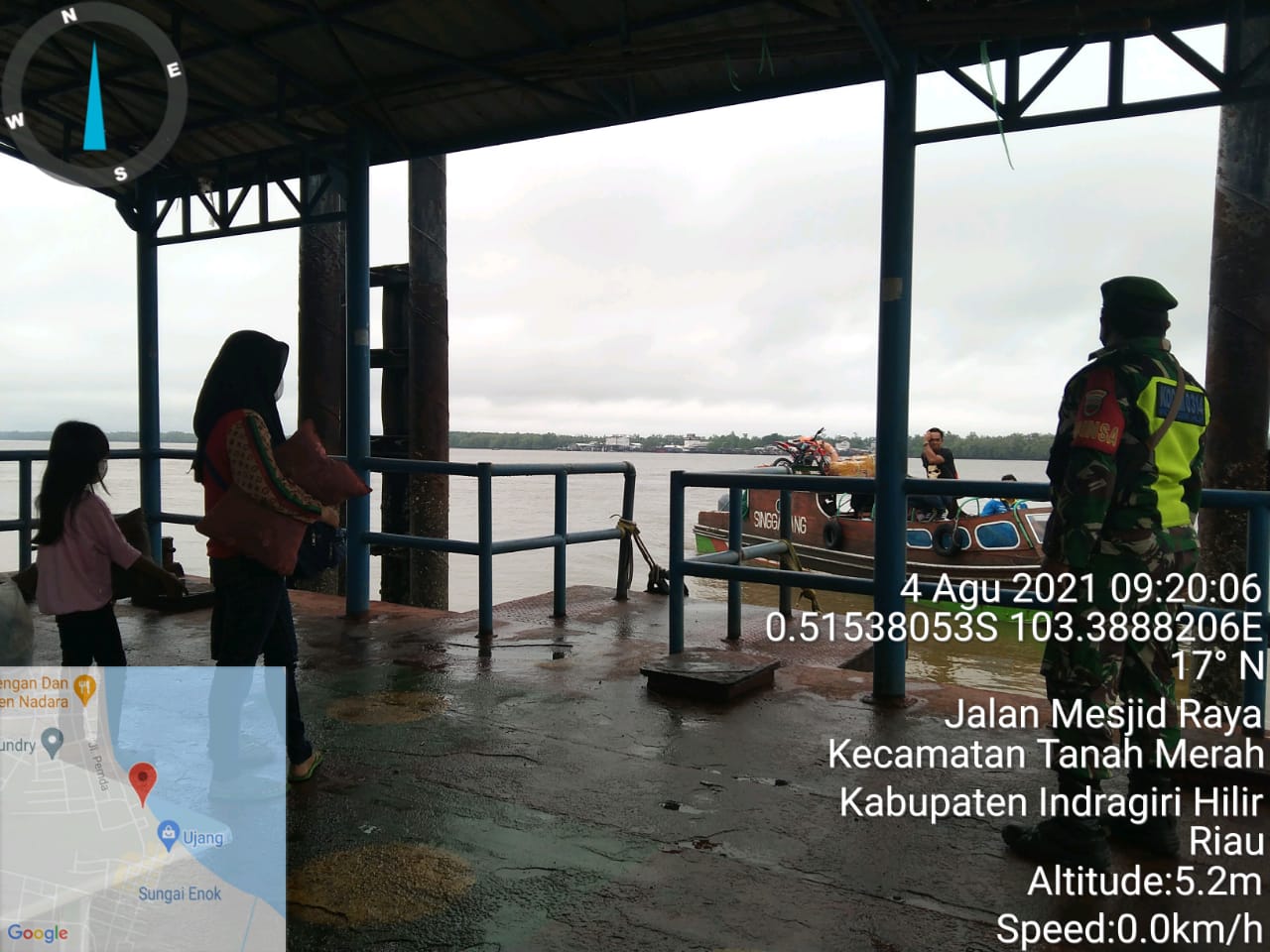 Babinsa 02/Tanah Merah Lakukan Intensifkan Penegakan Prokes di Kawasan Pelabuhan