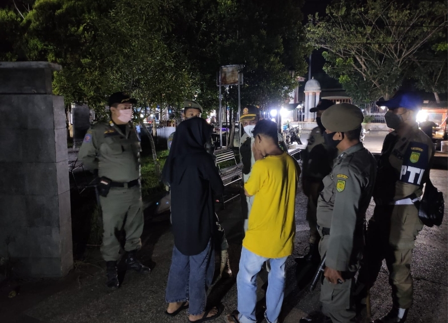 Asyik Pacaran, Satpol PP Tim URC Bubarkan Pasangan Mojok Di Taman Kota Gajah Mada