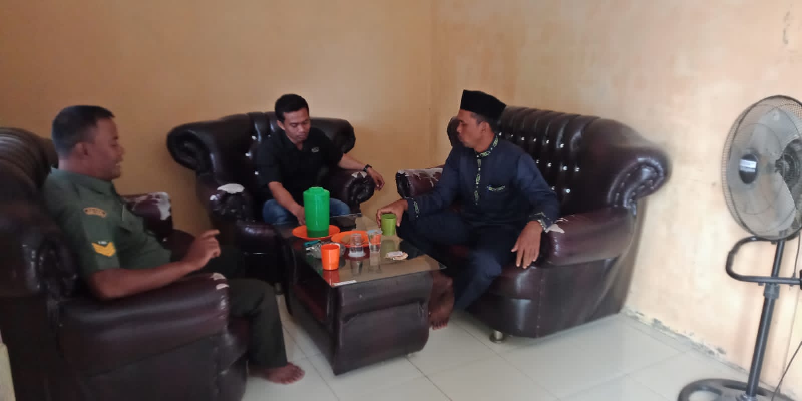 Untuk Mempererat Silaturahmi Antar Sesama, Serka M. Ridwan Lakukan Komsos Bersama Aparatur Desa