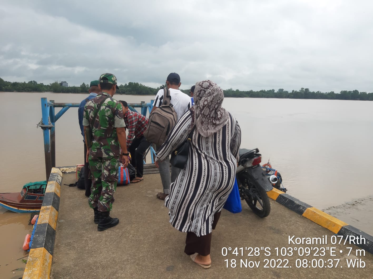 Babinsa Koramil 07/Reteh Tetap Jalankan Prokes Kepada Warga
