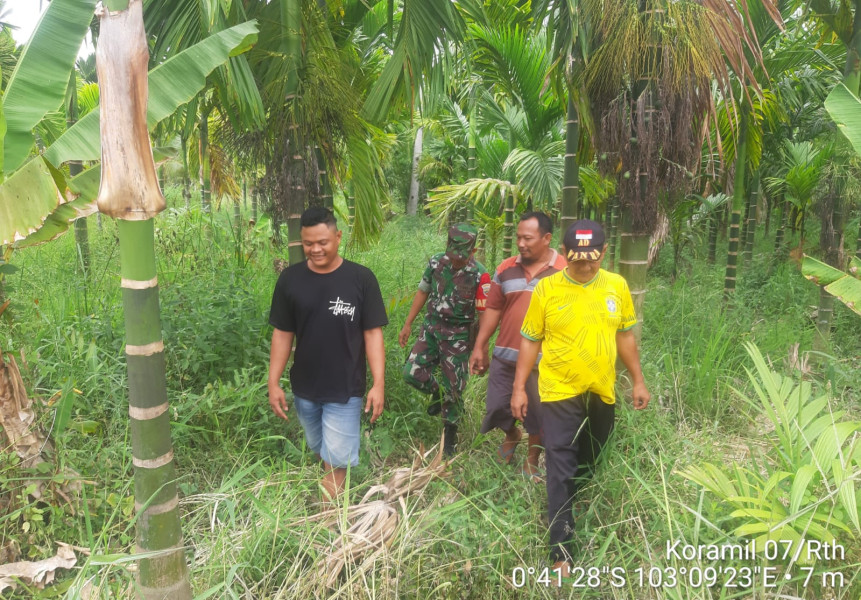 Patroli Karlahut, Babinsa Koramil 07/Reteh Turun Untuk Lihat Perkembangan Situasi