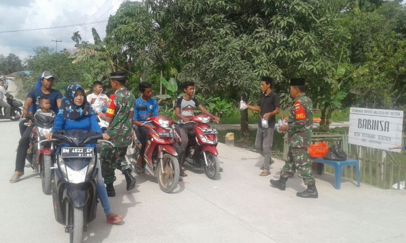 Babinsa Koramil 07/Reteh Bagi-Bagi Ratusan Takjil  Babinsa Koramil 07/Reteh Bagi-Bagi Ratusan Takjil
