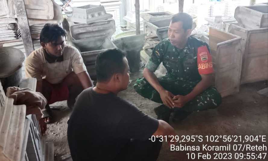 Sertu Yadi Yanto Duduk Bersama Warga Untuk Lakukan Komsos