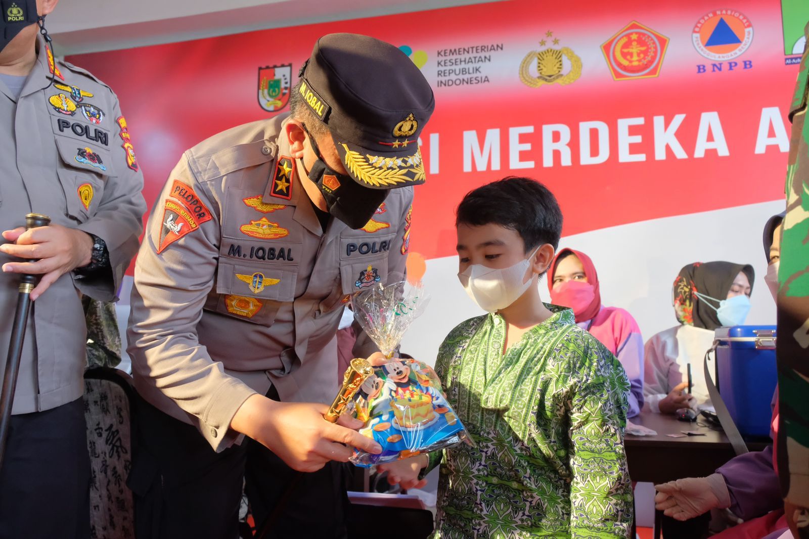 Kapolda Riau Irjen Iqbal Berikan Semangat Dan Bingkisan Untuk Anak Anak Peserta Vaksin Serentak