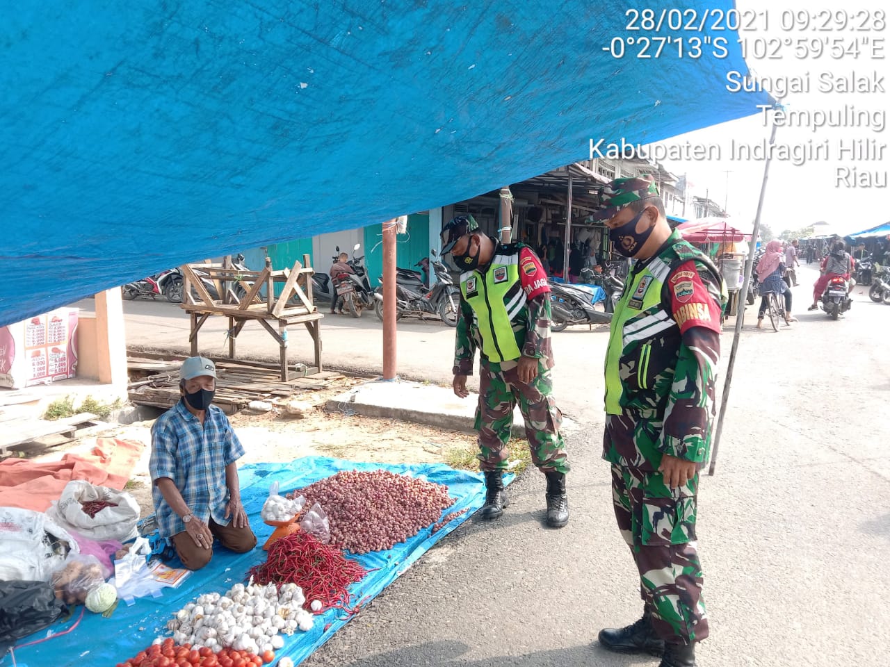 Babinsa Koramil 03/Tempuling Gencar Mengedukasi dan Sosialisasikan Protokol Kesehatan
