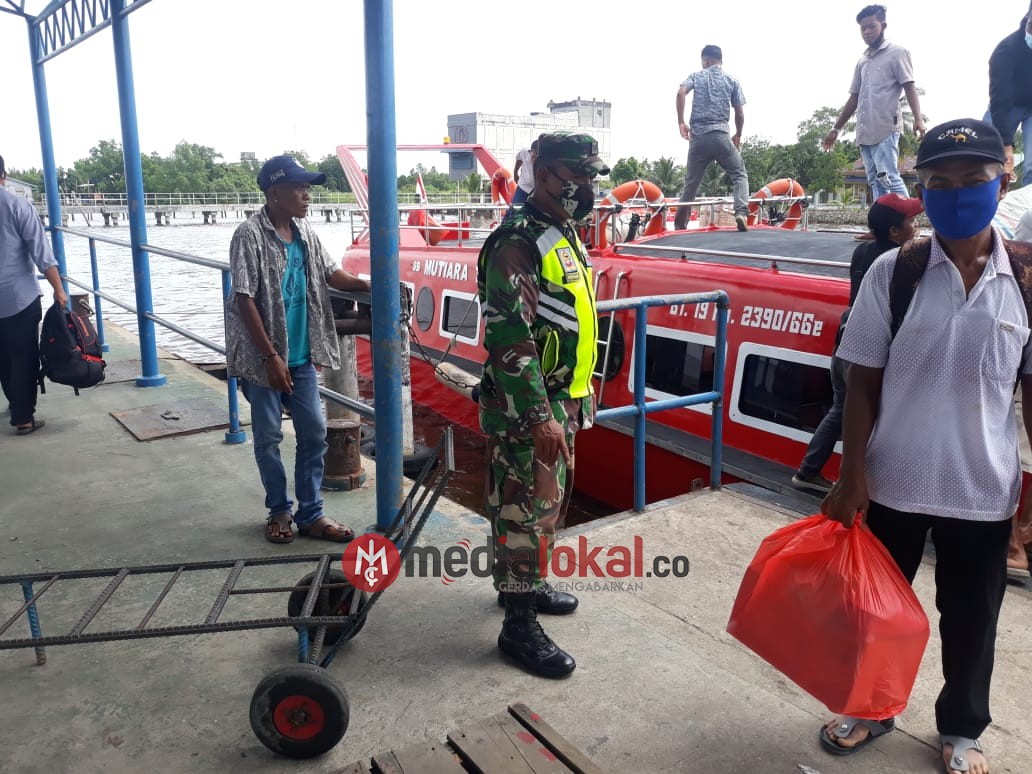 Satgas dan Koramil 06/Kateman Himbau Warga di Pelabuhan Syahbandar Taati Protkes