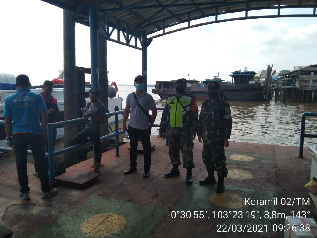 Babinsa Koramil 02/Tanah Merah Kembali Pantau Protkes di Pelabuhan Kuala Enok