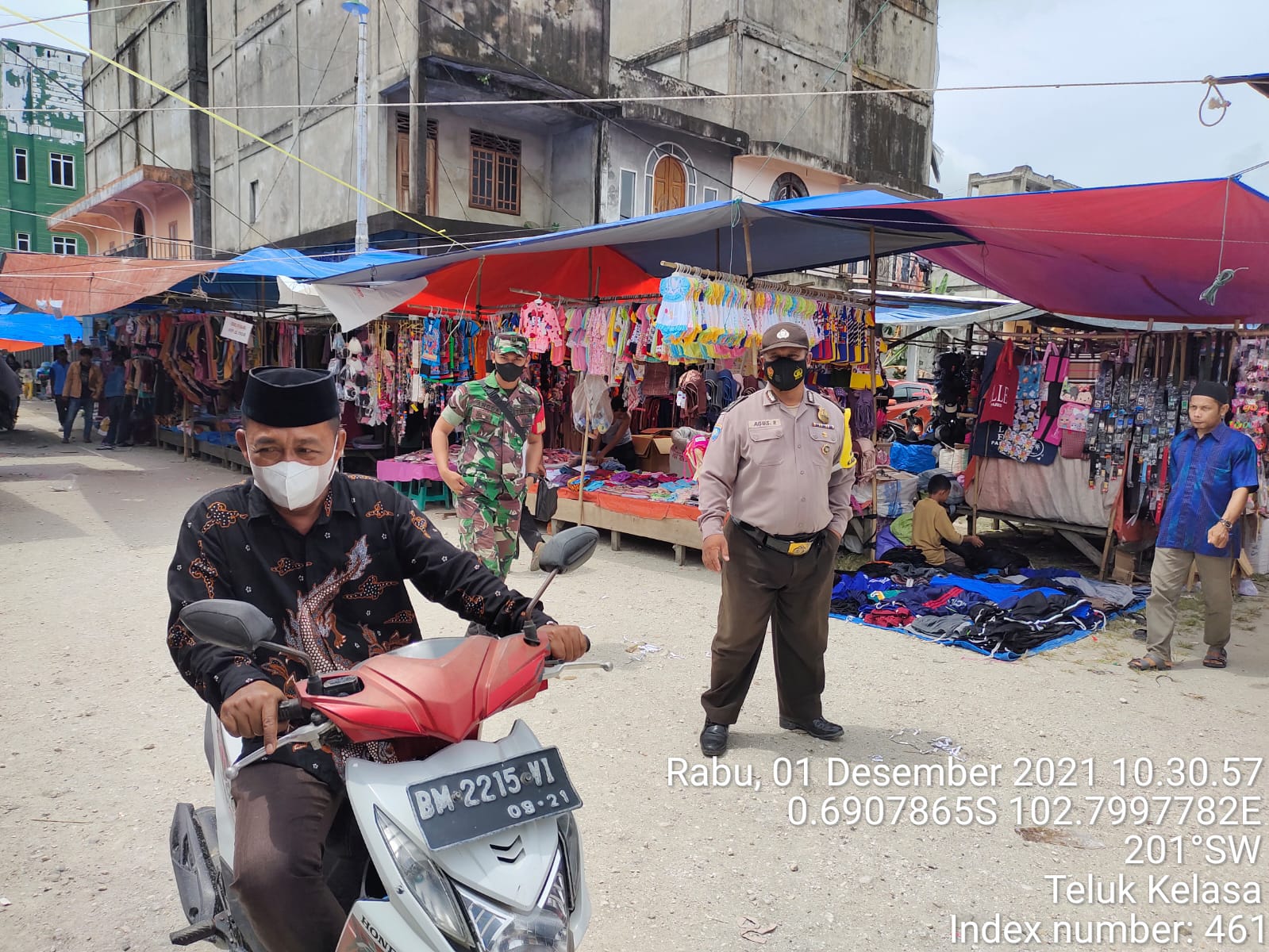 Penegakan Protkes Rutin Dilakukan Babinsa Koramil 09/Kemuning di Desa Teluk Kelasa