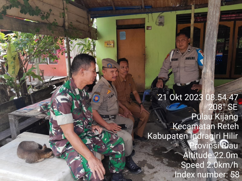 Bersama Aparatur Kecamatan dan Anggota Polsek, Koramil 07/Reteh Pelda Nofiandi Jalin Sinergitas Yang Baik