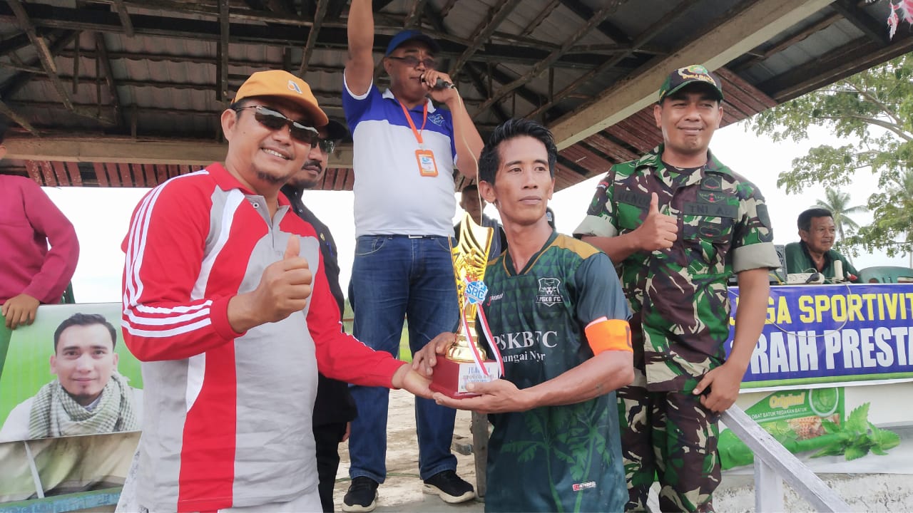 Penutupan Open Turnamen Sepak Bola Sungai Batang Cup Dihadiri Oleh Danramil 07/Reteh
