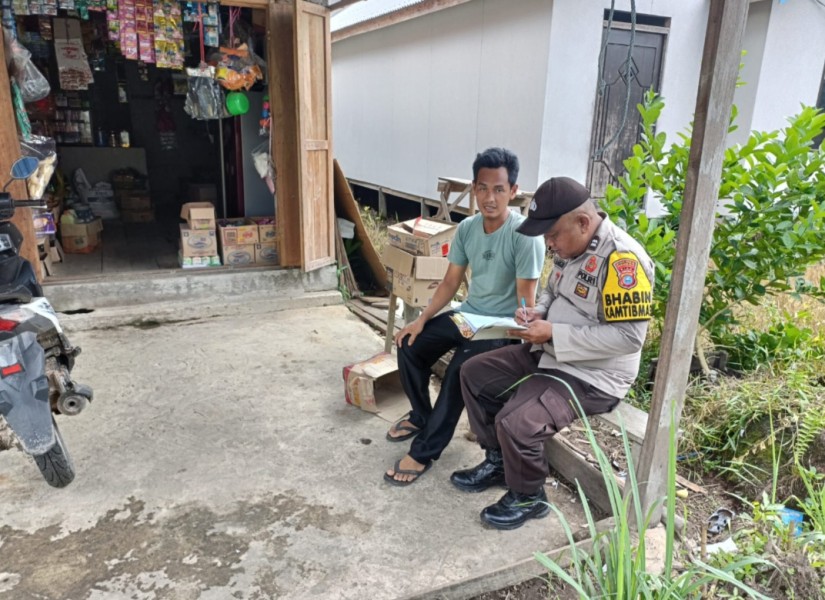 Bhabinkamtibmas Desa Belantaraya Aiptu Edysah Putra Bangun Sambang Door to Door System Wujudkan Kamtibmas Yang Kondusif Di Desa Binaan