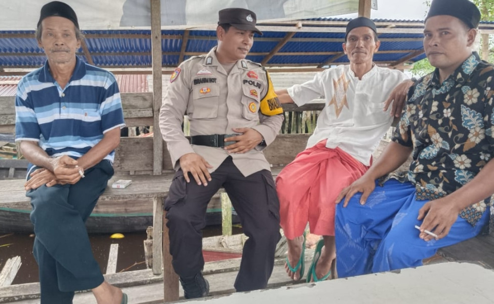 Babinkamtibmas Desa Terusan Beringin Jaya Memastikan Warganya dapat Menyalurkan Hak Suaranya