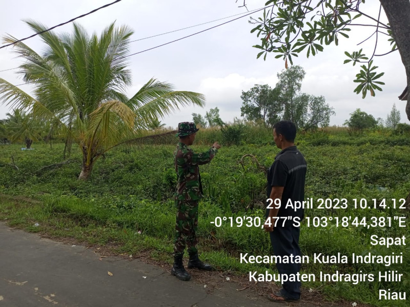 Babinsa Koramil 04/Kuindra Cegah Karhutla Secara Rutin di Binaan