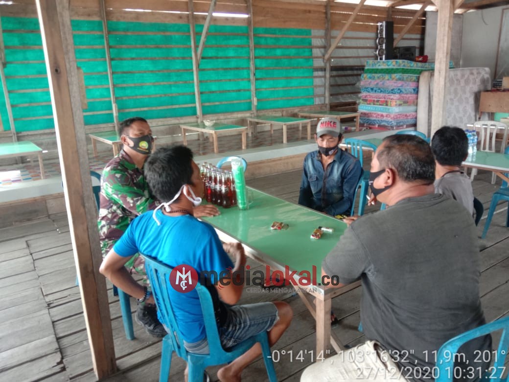 Babinsa Tasik Raya Secara Persuasif Lakukan Komsos Protokol Kesehatan