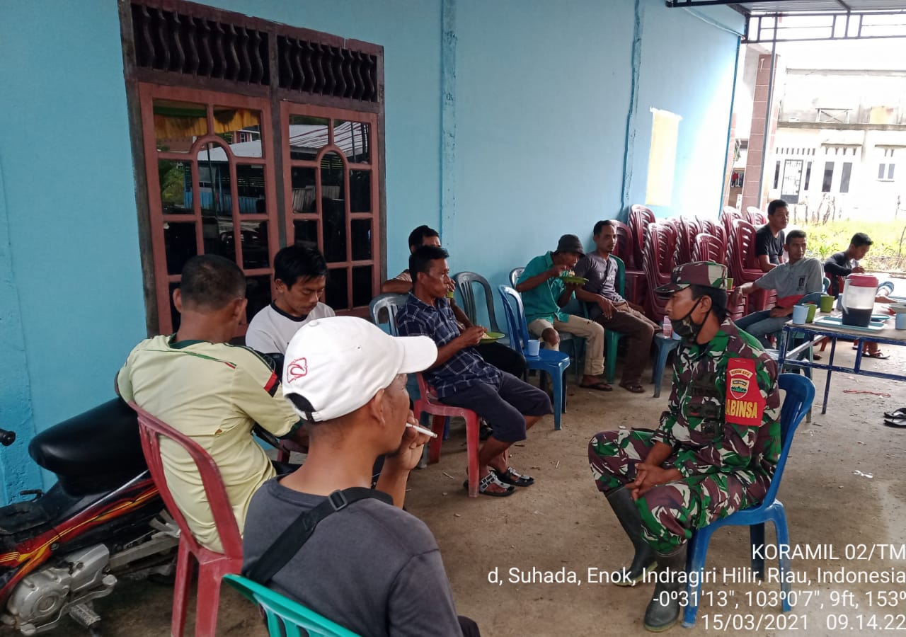 Secara Berkesinambungan, Babinsa 02/Tanah Merah Melaksanakan Komsos dengan Warga Binaannya