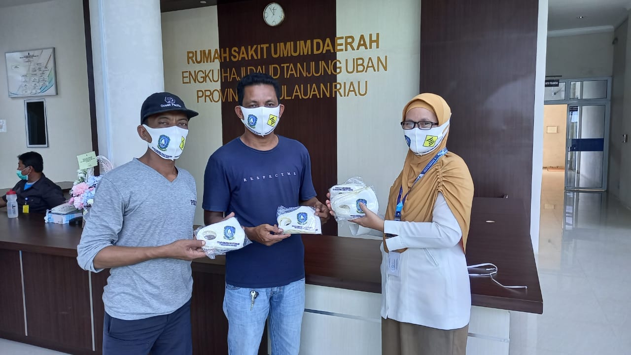 Hari Pahlawan, RSUD Haji Engku Daud Tanjung Uban Bagikan Masker Bersama LMP