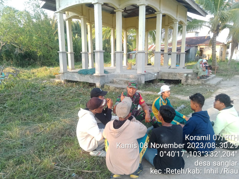 Berikan Informasi Tentang Bahaya Narkoba dan Karhutla Melalui Komsos Koramil 07/Reteh