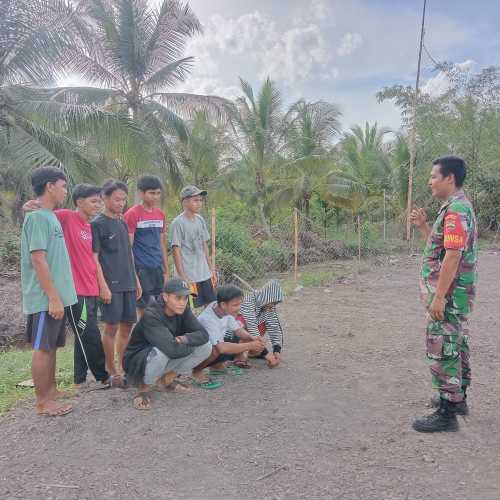 Babinsa Koramil 04/Kuindra Lakukan Sosialisasi Komcad Bersama Masyarakat Setempat