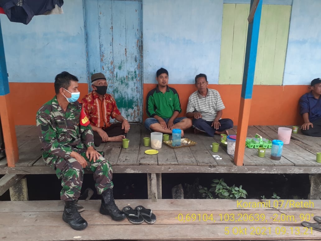 Bersama warga Babinsa Koramil 07/Reteh  Komsos di Kelurahan Madani