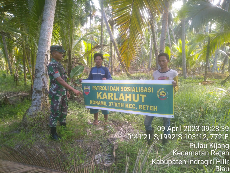 Babinsa Koramil 07/Reteh Patroli Rutin Karlahut di Wilayah