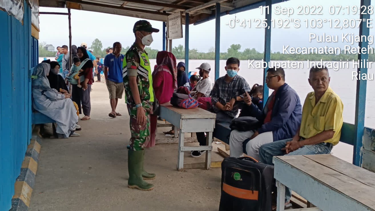 Tetap Jalankan Prokes di Wilayah Pelabuhan Oleh Babinsa Koramil 07/Reteh