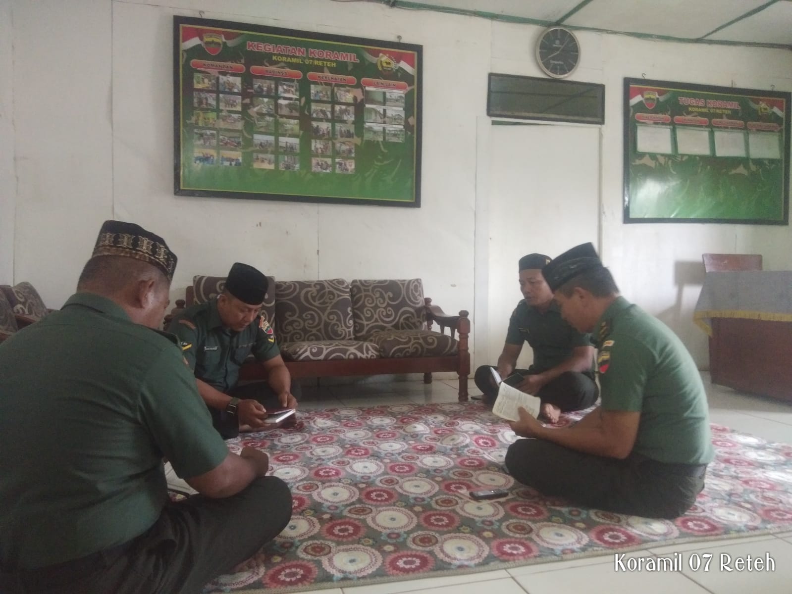 Dalam Rangka Hari Juang Kartika Dan HUT TNI AD, Babinsa Koramil 07/Reteh Lakukan Doa Bersama