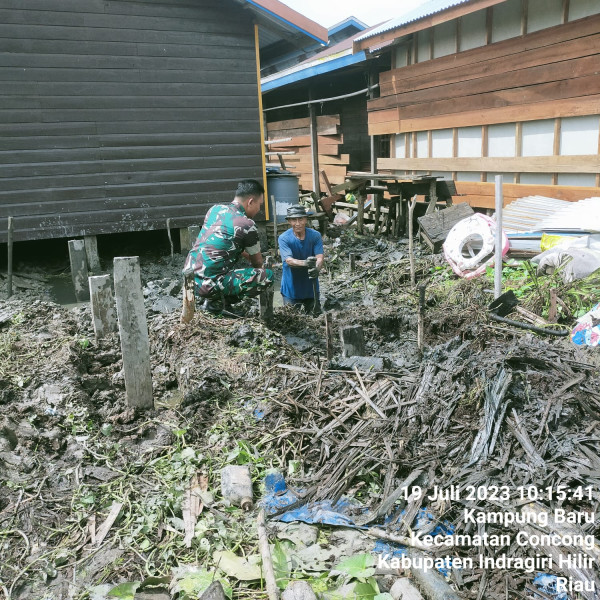 Babinsa Koramil 04/Kuindra Ajak Masyarakat Untuk Saling Bahu-membahu Untuk Membantu Masyarakat Setempat