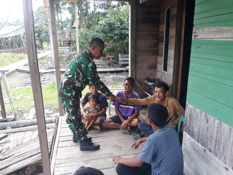 Babinsa Koramil 05/Gas Kodim 0314/Inhil Serma Sasmito Giat Lakukan Komsos Dengan Tokoh Masyarakat