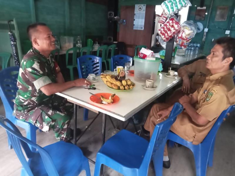 Babinsa Koramil 05/Gas Serda Rudiantono Aktif Komsos Bersama Apdes Jadikan Hubungan Kerja Semakin Solid