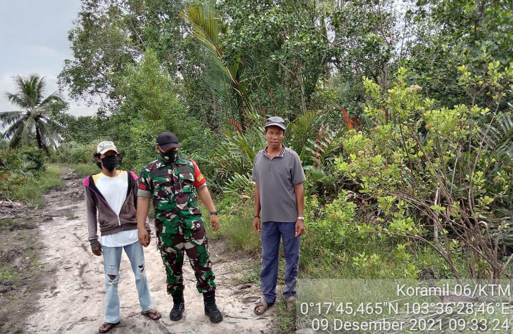 Babinsa Praka Riski Batubara Laksanakan Patroli Karhutla