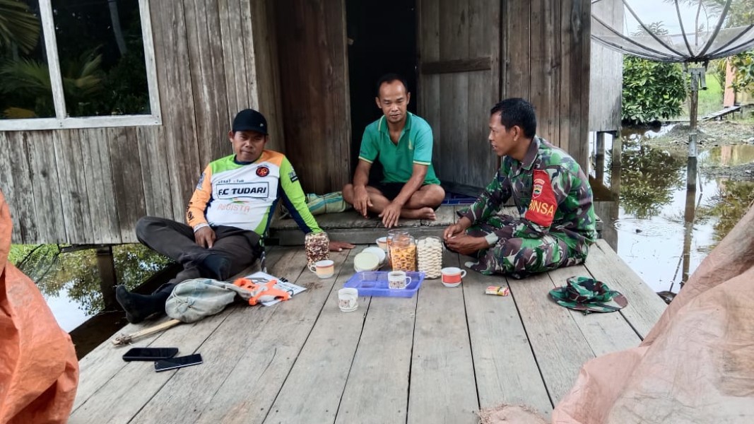 Babinsa Serka Yadi Yanto Laksanakan Komsos untuk Meningkatkan Hubungan dengan Masyarakat