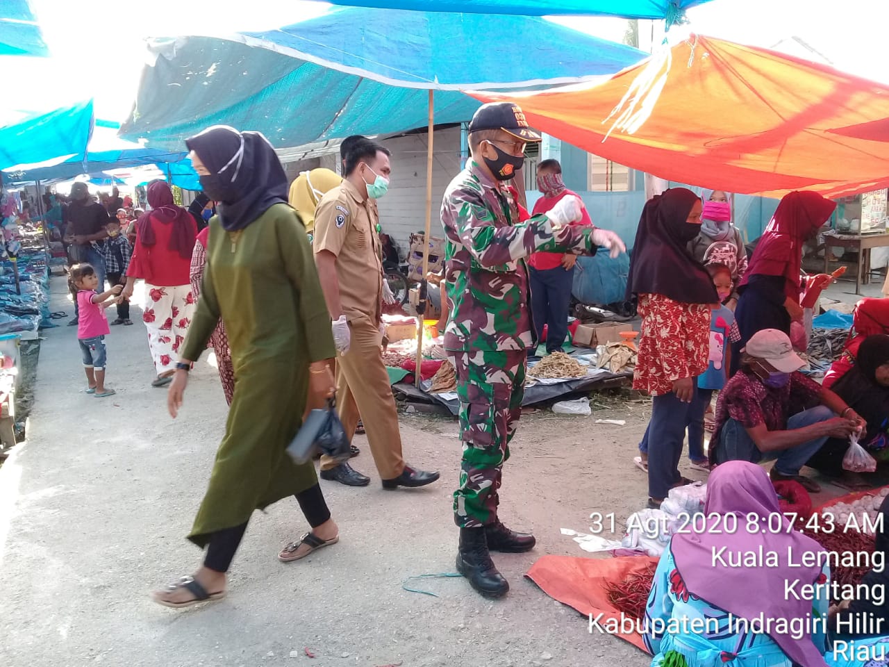 Corona Belum Usai, Babinsa Koramil 09/Kemuning Terus Lakukan Penegakan Prokes di Pasar Kuala Lemang