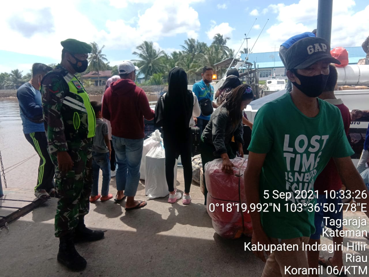 Personel Koramil 06/Kateman Berjaga dan Ingatkan Prokes ke Masyarakat Pelabuhan Syahbandar