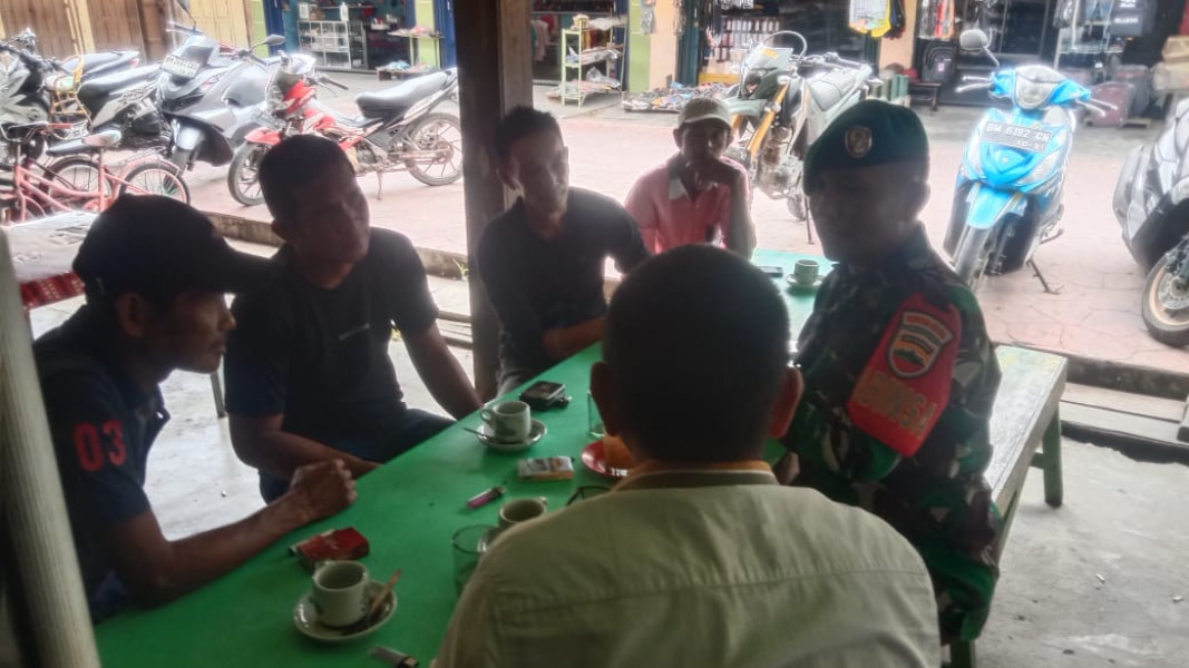Sinergi Babinsa Bersama Masyarakat Wujudkan Pilkada Damai di Kelurahan Teluk Pinang Kecamatan Gaung Anak Serka